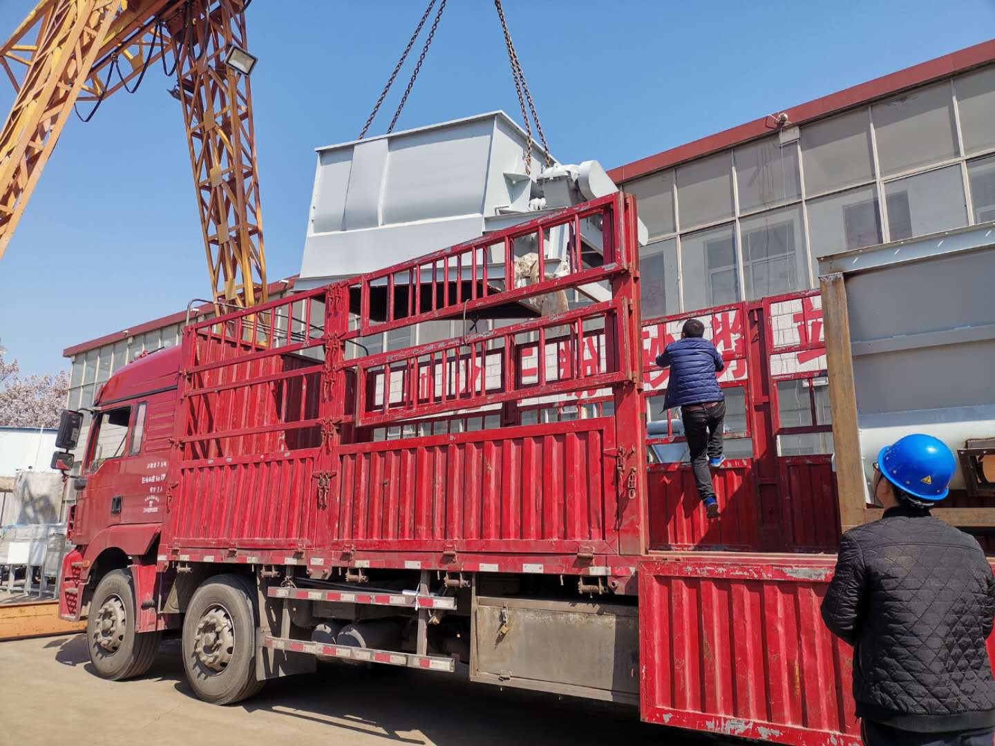 山東濰坊熱熔標(biāo)線涂料生產(chǎn)設(shè)備裝車(chē)發(fā)貨